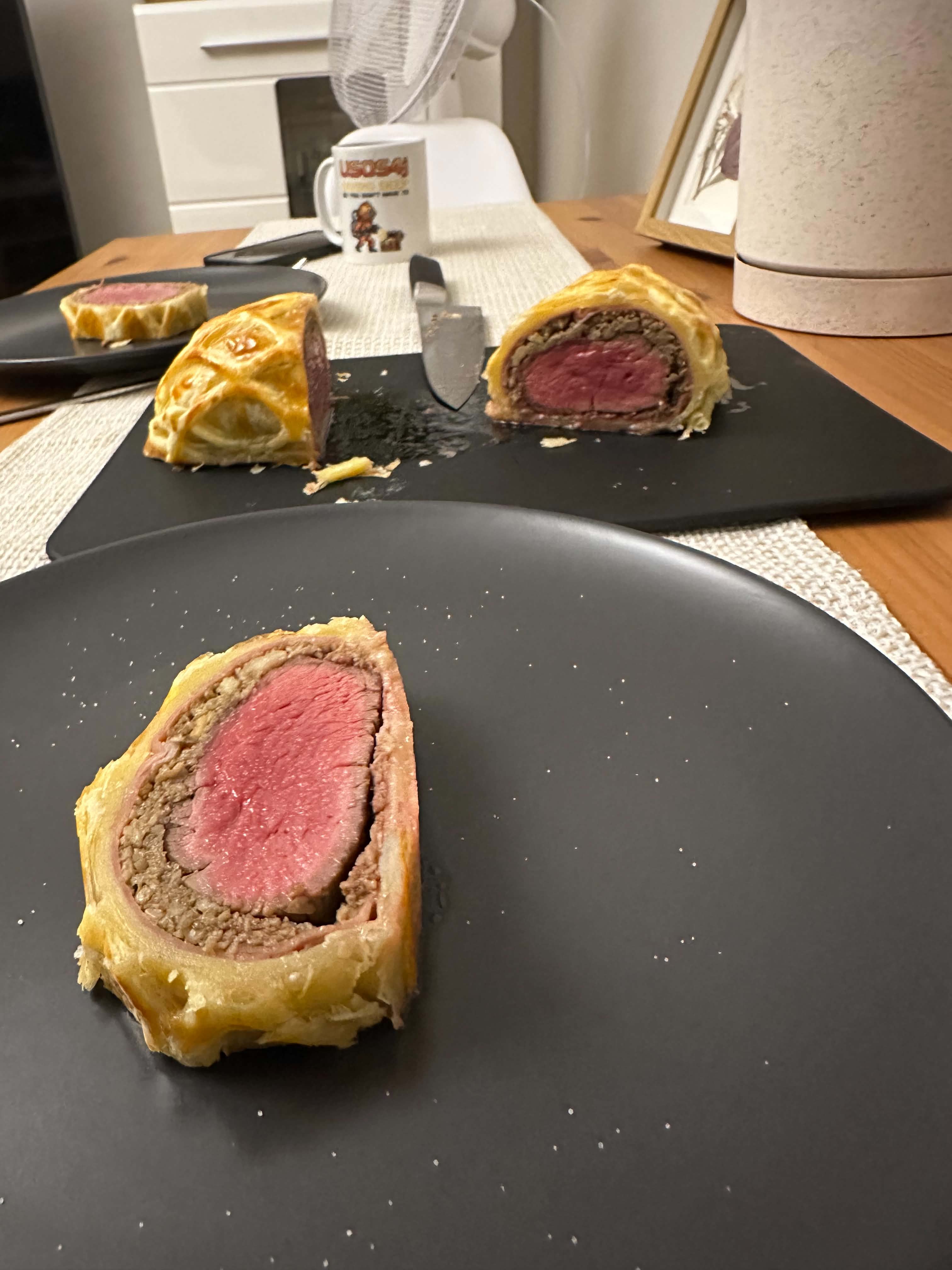 Plaster Steak Wellington na talerzu — wariacja Simon Chalice i Michael Gnia-Deck